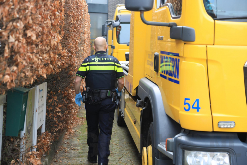 Arrestatie bij inval in woning; meerdere voertuigen in beslag genomen