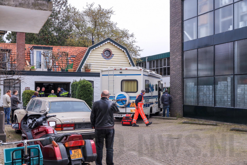 Arrestatie bij inval in woning; meerdere voertuigen in beslag genomen