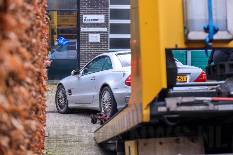 Arrestatie bij inval in woning; meerdere voertuigen in beslag genomen