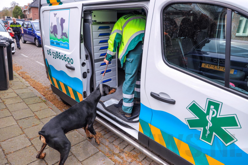 Arrestatie bij inval in woning; meerdere voertuigen in beslag genomen