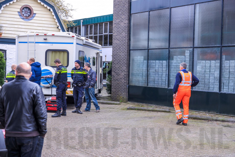 Arrestatie bij inval in woning; meerdere voertuigen in beslag genomen