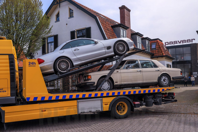 Arrestatie bij inval in woning; meerdere voertuigen in beslag genomen