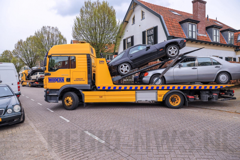 Arrestatie bij inval in woning; meerdere voertuigen in beslag genomen
