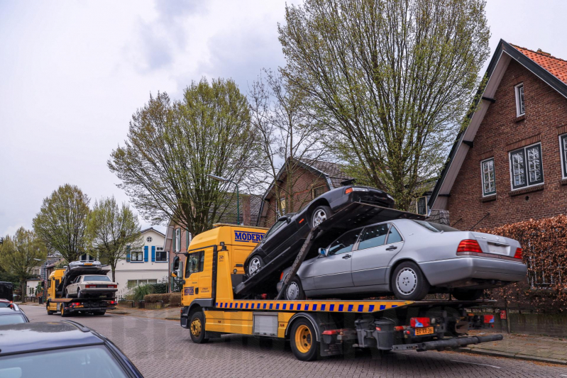 Arrestatie bij inval in woning; meerdere voertuigen in beslag genomen