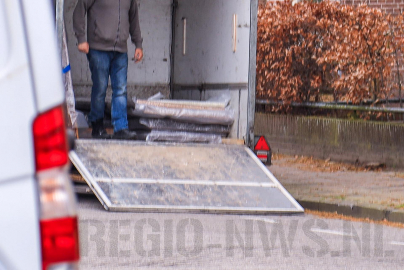 Arrestatie bij inval in woning; meerdere voertuigen in beslag genomen