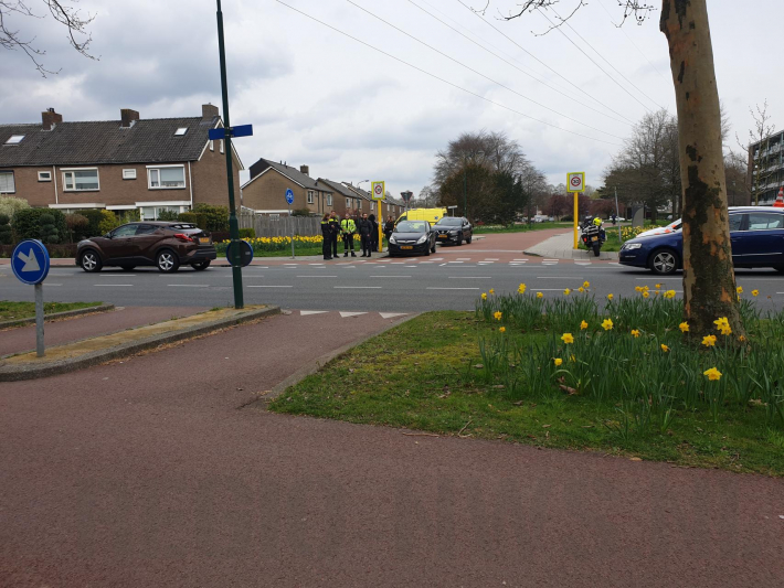 Automobilist ziet scootmobiel over het hoofd