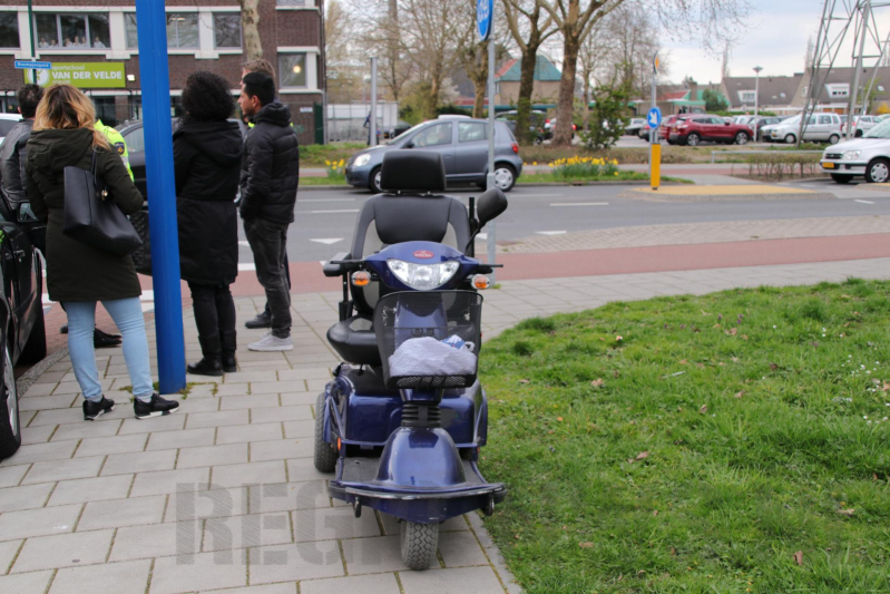 Automobilist ziet scootmobiel over het hoofd