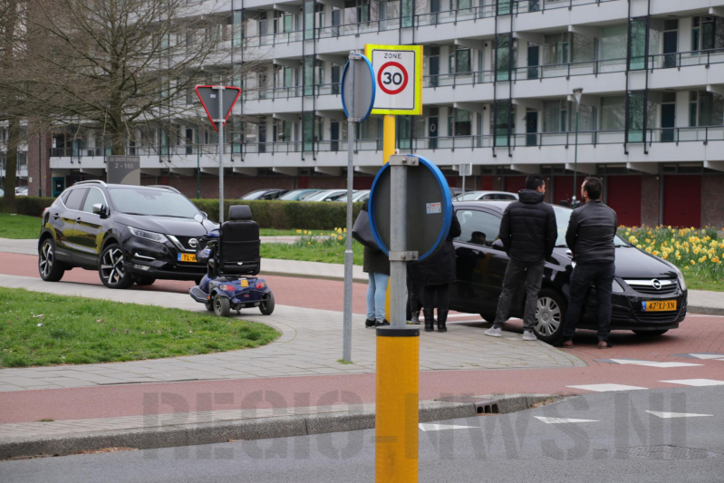 Automobilist ziet scootmobiel over het hoofd