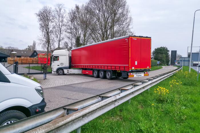 Vrachtwagen vast voor gesloten hek