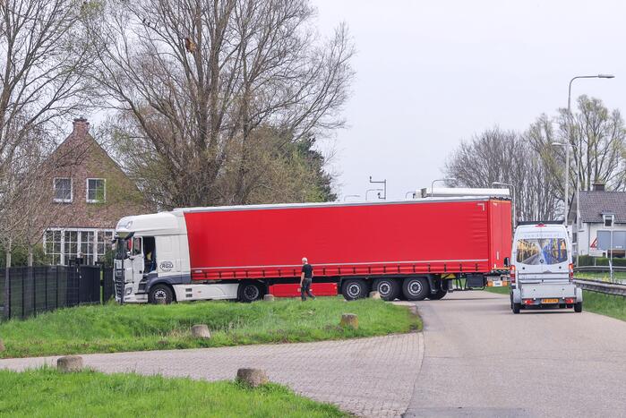 Vrachtwagen vast voor gesloten hek