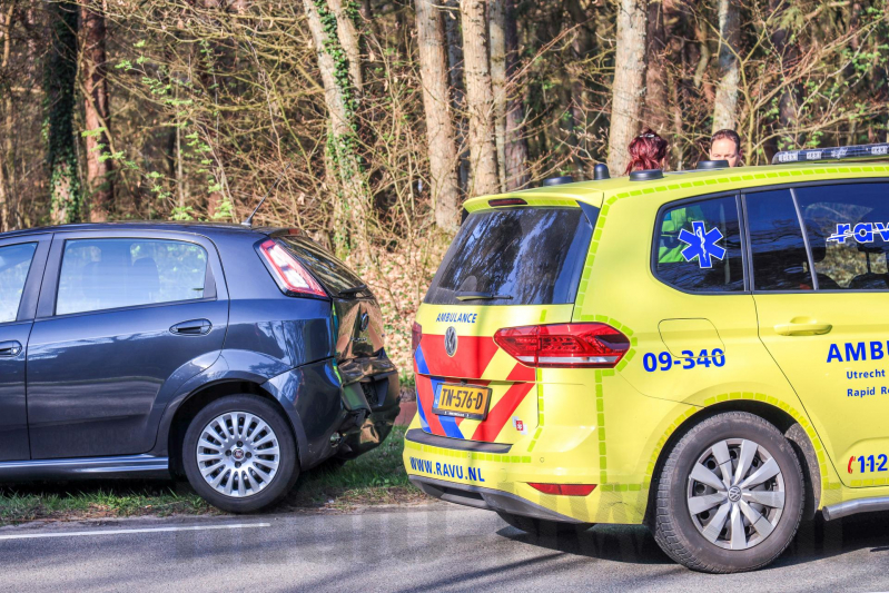 Schade bij kop-staartbotsing met drie auto's