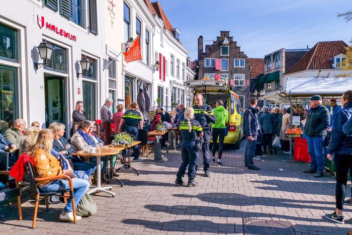Politie toeterend naar spoedmelding