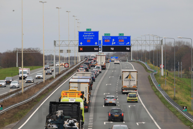 Drukke avondspits door meerdere ongevallen, A1