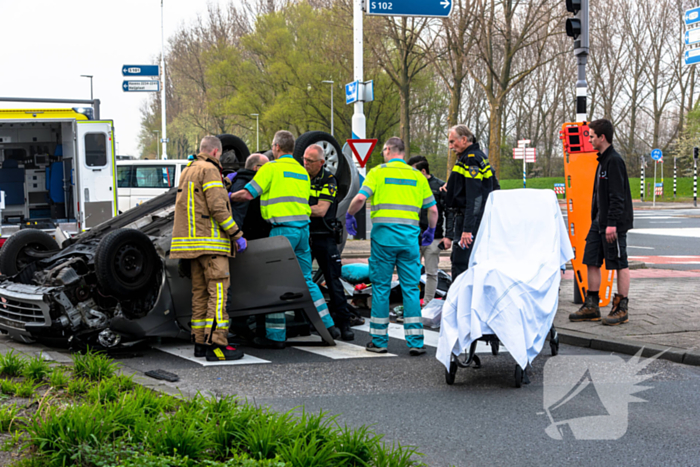Automobilist over de kop na rammen stoplicht
