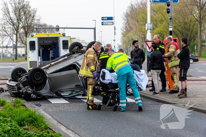 Automobilist over de kop na rammen stoplicht