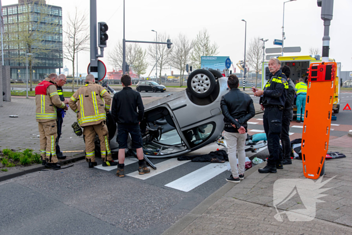 Automobilist over de kop na rammen stoplicht