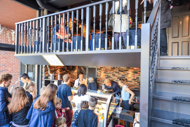 Lange rij voor gratis ijs