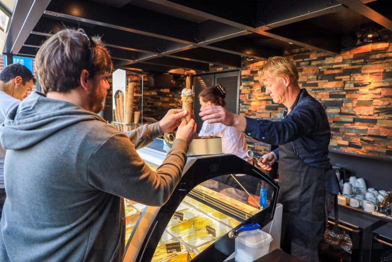 Lange rij voor gratis ijs