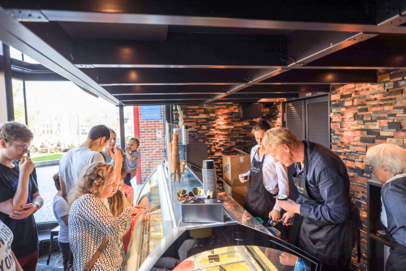 Lange rij voor gratis ijs