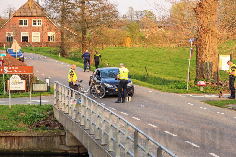 Fietsster zwaargewond bij aanrijding met auto