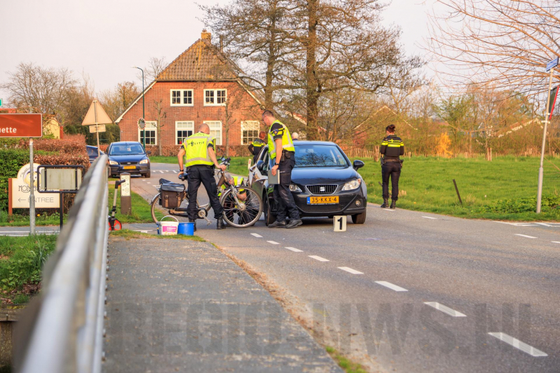 Fietsster zwaargewond bij aanrijding met auto