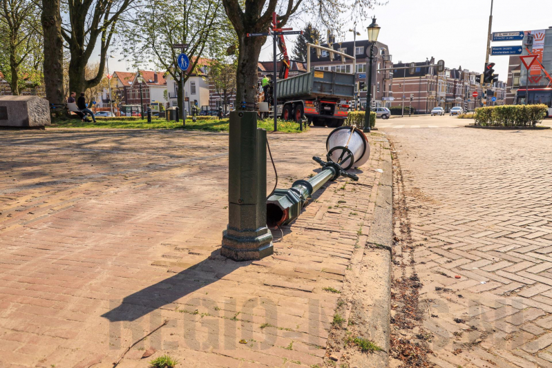 Vrachtwagen rijdt gerestaureerde lantaarnpaal omver