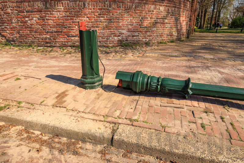 Vrachtwagen rijdt gerestaureerde lantaarnpaal omver