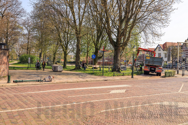 Vrachtwagen rijdt gerestaureerde lantaarnpaal omver