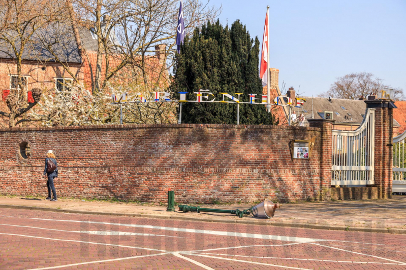 Vrachtwagen rijdt gerestaureerde lantaarnpaal omver