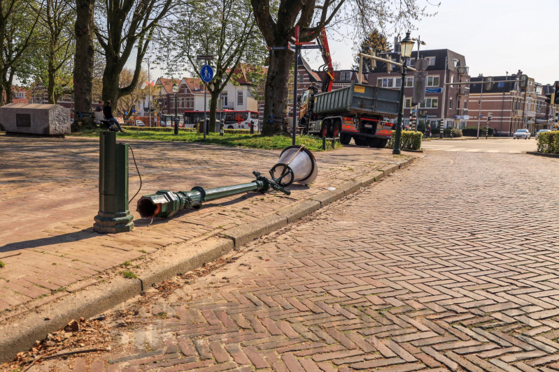 Vrachtwagen rijdt gerestaureerde lantaarnpaal omver