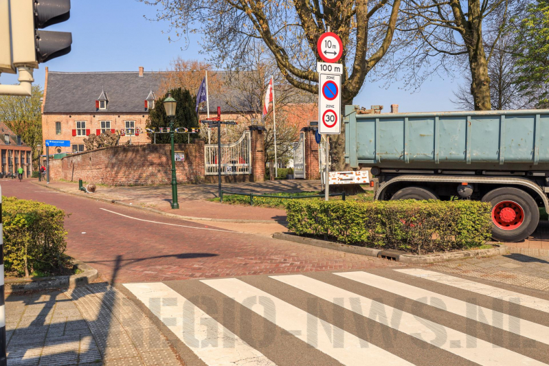 Vrachtwagen rijdt gerestaureerde lantaarnpaal omver