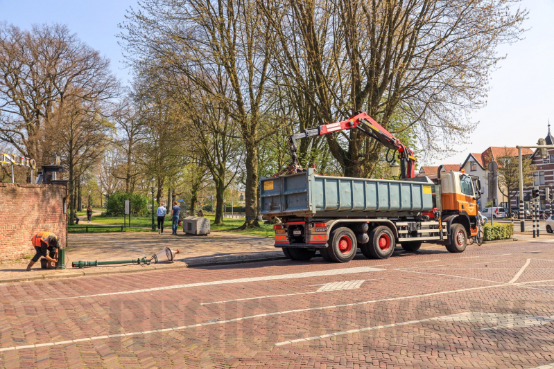 Vrachtwagen rijdt gerestaureerde lantaarnpaal omver