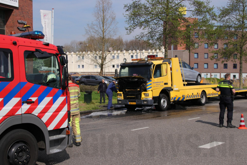 Bergingsvoertuig vat vlam