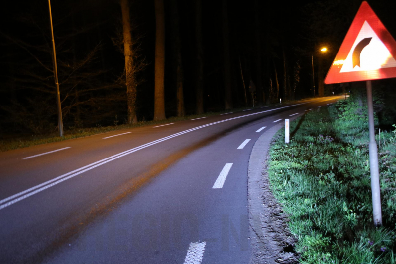 Motor van auto geklapt, oliespoor op de weg