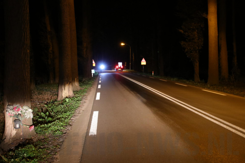 Motor van auto geklapt, oliespoor op de weg