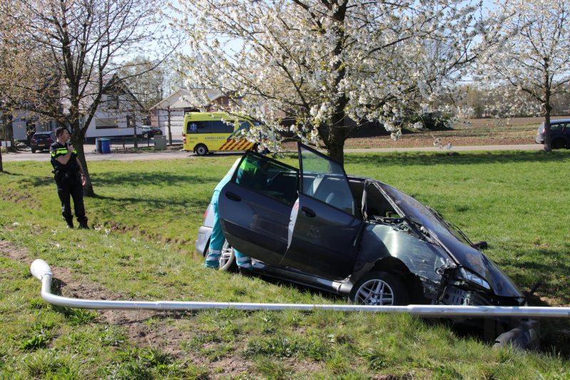 Auto in de sloot bij zware aanrijding
