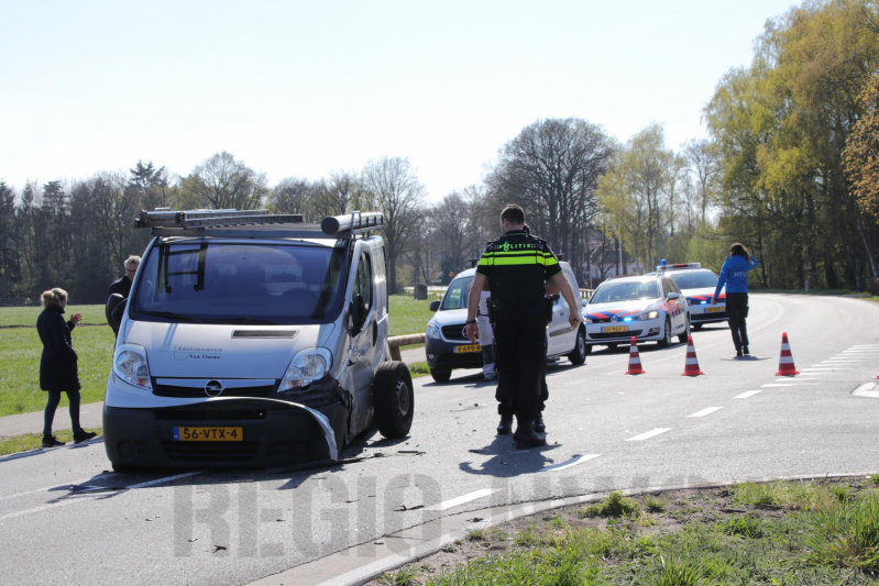Auto in de sloot bij zware aanrijding