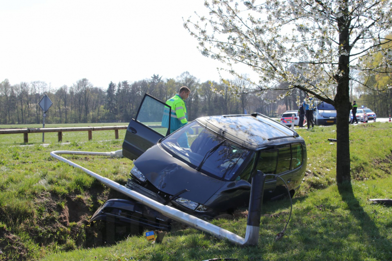 Auto in de sloot bij zware aanrijding