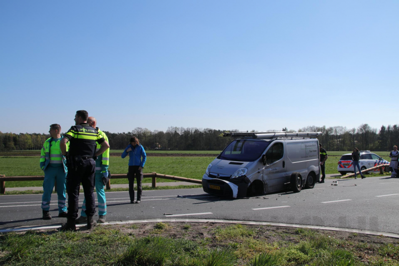 Auto in de sloot bij zware aanrijding