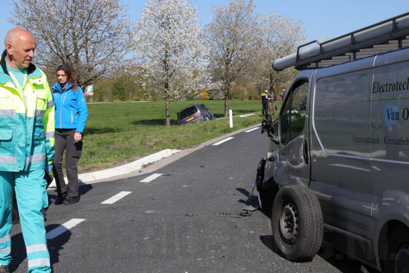 Auto in de sloot bij zware aanrijding