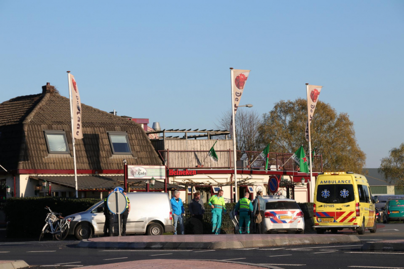 Fietsster gewond bij botsing tegen bestelwagen