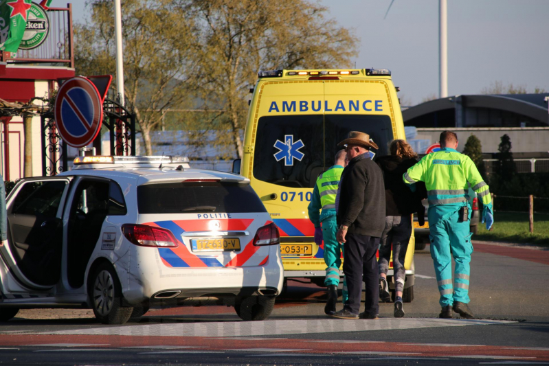 Fietsster gewond bij botsing tegen bestelwagen