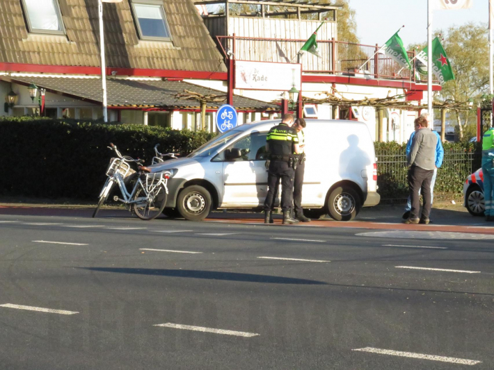 Fietsster gewond bij botsing tegen bestelwagen