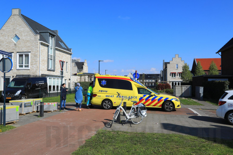 Overstekend fietsster aangereden door auto