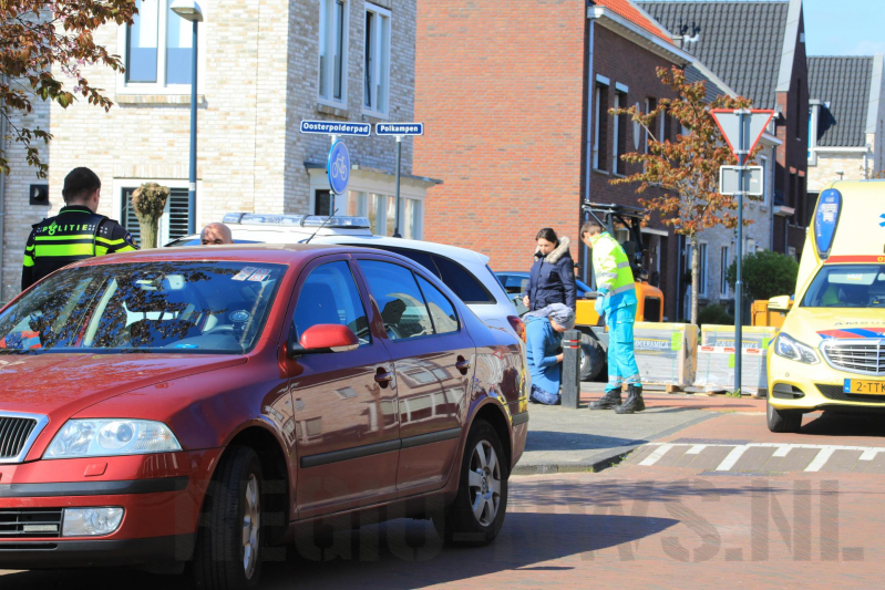 Overstekend fietsster aangereden door auto