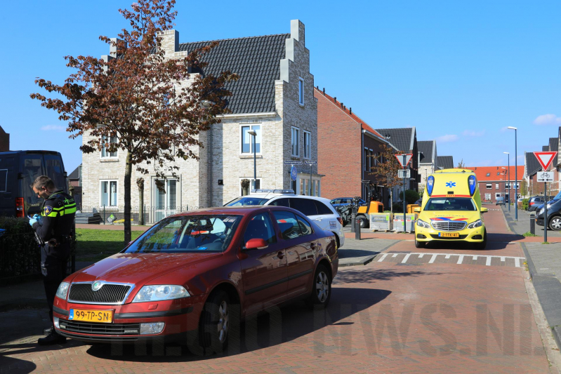Overstekend fietsster aangereden door auto