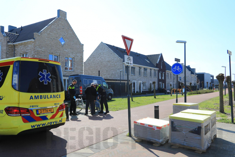 Overstekend fietsster aangereden door auto