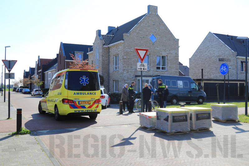 Overstekend fietsster aangereden door auto