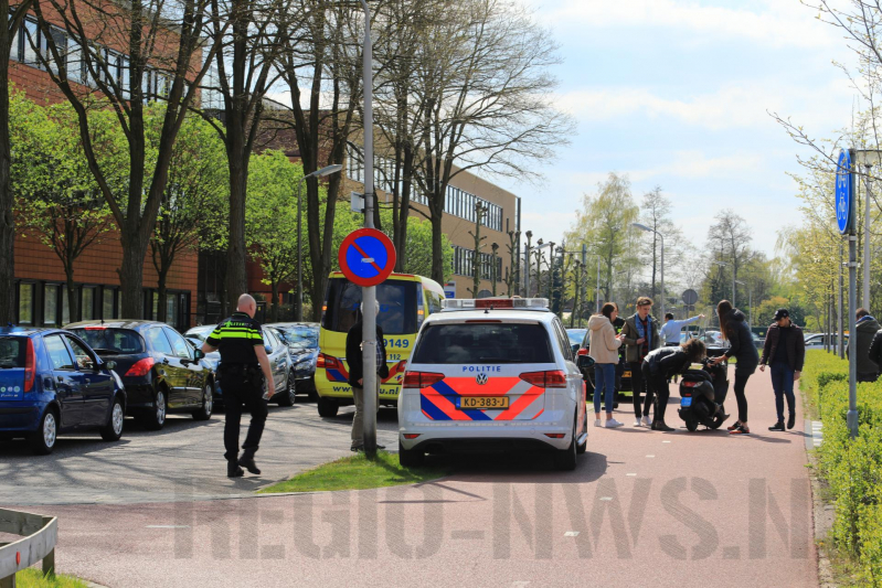 Automobilist ziet scooterrijdster over het hoofd