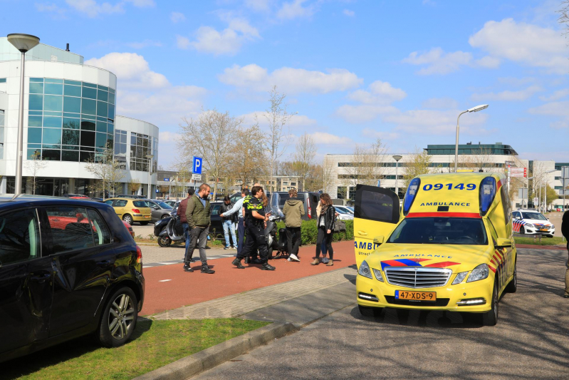 Automobilist ziet scooterrijdster over het hoofd